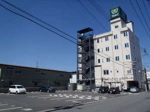 「三沢ハイランドホテル」の駐車場は建物裏手にございます。ご予約不要、先着27台です♪