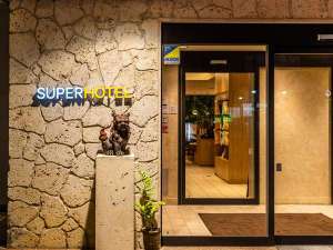 「スーパーホテル那覇・新都心」の夜でも明るくてわかりやすいです