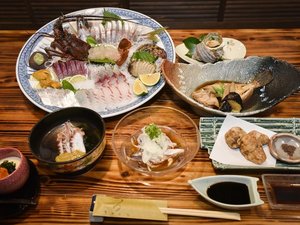 えびすや旅館の豪華な磯料理です。魚の種類は季節により変わります。生き造りは２人前です。