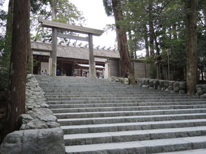 早朝参拝の時間帯ならではの神宮域内の空気を感じていただく事が出来ます