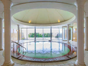 「癒しのリゾート・加賀の幸　ホテル　アローレ」の温泉大浴場にはタオル・シャンプー類・スキンケアアイテムもご用意しております。