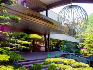 「会津芦ノ牧温泉　丸峰観光ホテル」の丸峰の象徴である玄関も緑美しい季節となりました。