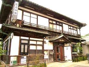 「笹屋旅館」の歴史ある建物を平成16年に移築。（写真は本館で、この後ろに増築した近代の建物がつながっております）