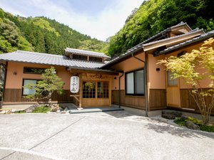 「源泉かけ流し露天付離れの温泉宿　湯乃谷千慶」のおよそ1000坪の敷地に、わずか9室の離れのお宿です。皆様のご来館心よりお待ちしております。