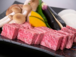 ご夕食一例：生産量の限られている希少な美熊野牛。奈良県では当館だけにご提供いただいております。