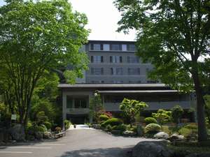 「藤岡温泉ホテルリゾート」の春から夏。新緑のころのホテル