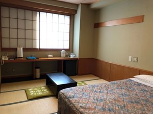 ◆和洋室◆畳のお部屋にダブルサイズのマットが入った和洋室です。