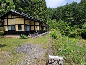 「宿　田の花」の奥がお部屋になります