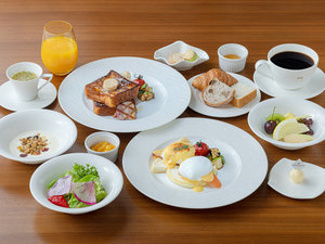 朝食メニュー（洋食）：ゲートホテルのこだわりの「エッグベネディクト・フレンチトースト」もおすすめ。　