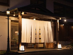 「お宿　花かんざし」の【外観】当館は昭和初期に建てられた木造建築です。風情と捉えていただければこのうえなく嬉しいことです。