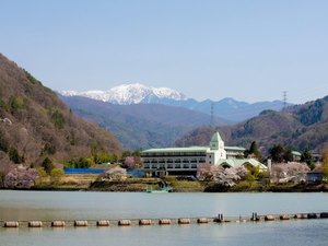 *【外観】桜と湖と南アルプス、桜の季節には息を呑む絶景が広がっております