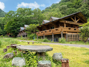 【外観　夏】夏には自然の緑と空の青のコントラストが最高です。