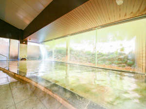 「大江戸温泉物語　伊香保」の近年になって湧出が確認された新しいお湯。無色透明のお湯は疲労回復や健康増進に良い湯と言われています。