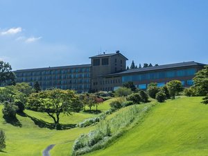 「米塚天然温泉　阿蘇リゾートグランヴィリオホテル」のホテル外観　ゴルフ場側