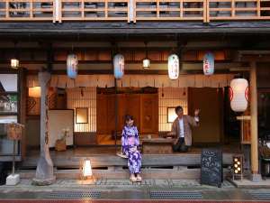 「創業５００年　宿　花屋徳兵衛（洞川温泉）」の提灯がレトロ情緒たっぷりな縁側は夏場には期間限定で縁側カフェにも変身