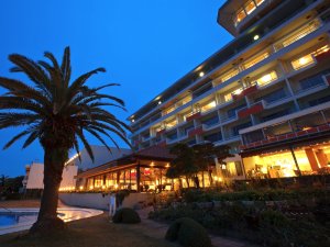「鴨川グランドホテル」の■夕暮れの幻想的な雰囲気に包まれるグランドホテル。目の前には海が広がります