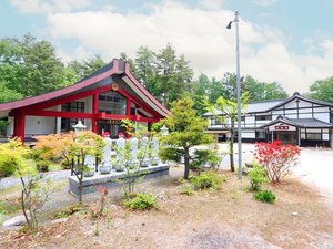 「金剛寺宿坊　成穂院」の本堂大雄殿と宿坊成穂院です