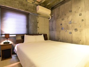 大きな時計のインテリアがポイントのお部屋です