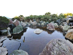 *【龍宮の湯：展望大浴場　外湯】とても大きな「石組大露天風呂」は、お客様の憩いの場です。