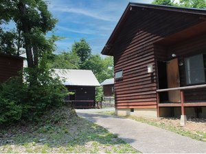 「城峯公園キャンプ場」のご家族・ご友人と広々ゆったりくつろげるバンガローの一棟貸し！