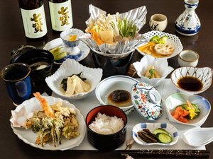 夕食は、湯葉や山菜などを豊富に使ってご用意いたします。