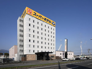 「スーパーホテル四国中央　天然温泉　東予の湯」の黄色い看板と白い外壁が特徴的♪
