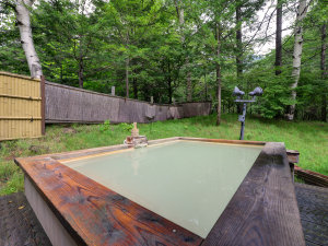 *春夏の新緑露天風呂（女性）/ほのかな宿樹林は標高1500メートルにございます