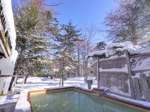 *冬の雪見露天風呂（男湯）/しんしんと空から舞い降りる雪