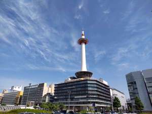 京都タワー（モチーフは灯台。徒歩約20分）