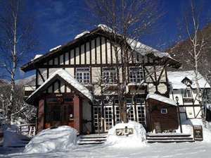 「プチホテル　アルム」の冬は薪ストーブ燃える館内から雪景色をご覧いただけます。ゲレンデまで徒歩7分、お車で3分！