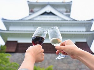 東北最大規模のワインイベント「山形ワインバル」は当館から徒歩約5分の上山城周辺で開催♪