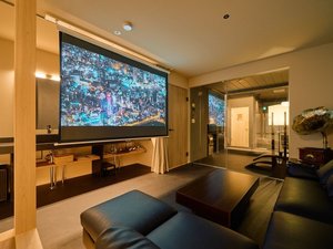 広々とした1階リビング、すぐそこにはサウナブースも横にありこちらのスペースでゆっくりお休み頂けます。