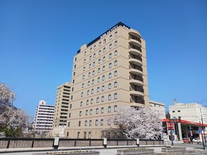 「アパホテル〈秋田千秋公園〉」の外観　全体　春