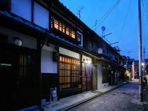 「朱雀　ききょう庵」の石畳に面した、風情溢れる京町家の貸切宿