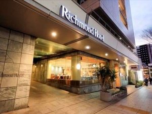 「リッチモンドホテル名古屋納屋橋」の入口<夜間：伏見駅からの外観>