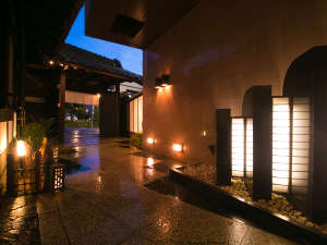 「【料理旅館わたなべ】駐車料金無料・名古屋の隠れ家」の暖かい色の灯りがともる。夜暗くなってもしっかりとお客様の足元を照らします。