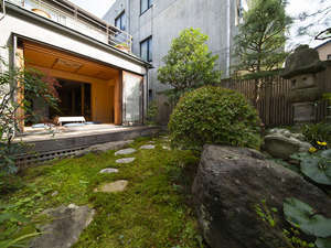 「宿坊心泉」の寺院敷地内にある日本庭園の様子。向かいにある和室では瞑想体験やお抹茶体験が可能です。