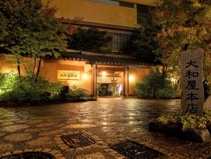 大和屋本店玄関（夜）　おもてなしへの入り口