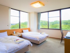 【洋室・ツインルーム】約30平米の空お部屋。朝は大きな窓へ入り込む自然光でおくつろぎください。