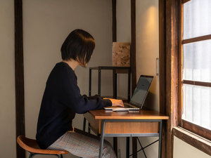 ・【honmachi　179　書斎】2階には書斎があり、ちょっとしたお仕事や調べ事にもご利用いただけます