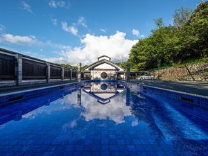 「世界遺産　富士山を望む宿　富岳群青(ふがくぐんじょう)」のウォーターガーデンテラス