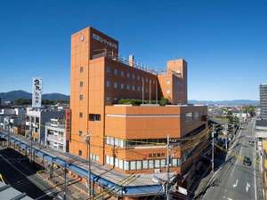 「松阪シティホテル」の【外観】ＪＲ・近鉄「松阪駅」から徒歩２分。レンガ色の建物です。