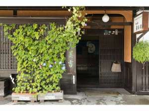 「寿美吉旅館」の玄関
