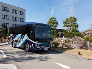 「金沢　彩の庭ホテル」のラグジュアリーバス「彩の風」イメージ。バスの車窓から安心安全に観光をお愉しみいただけます。