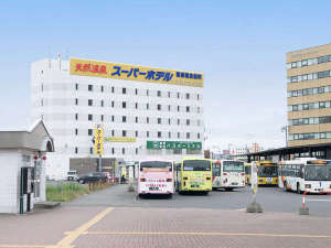 「スーパーホテル釧路駅前　天然温泉　白鳥の湯」の都市間バスや空港行きバス停も目の前です