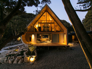 「Retreat　Villa　iki」の建物外観（夜）