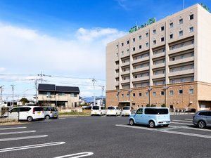 「ホテル　シーラックパル高崎」の120台分の平面駐車場をご用意しております