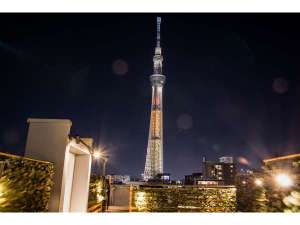 「PLAYSIS　EAST　TOKYO」のスカイラウンジからは夜景もお楽しみいただけます
