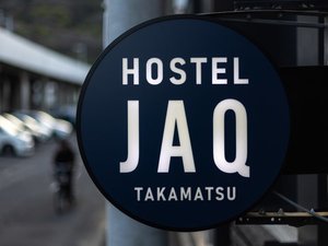 「Hostel　JAQ　takamatsu」の看板