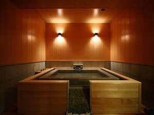 【スパ・スイートルーム「菊万葉」内風呂温泉付き特別室】お部屋の中にある5.5畳の家族風呂